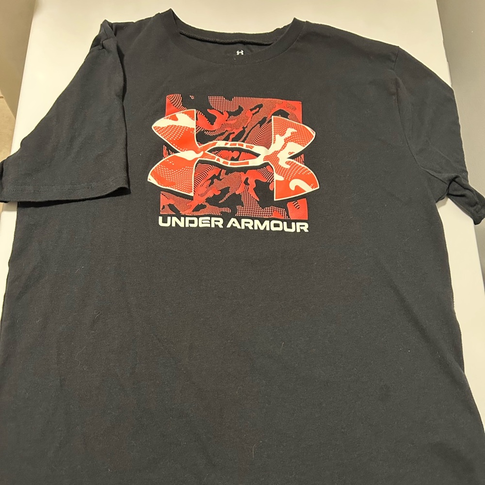 Under Armour Black and Red Short Sleeve Tee
